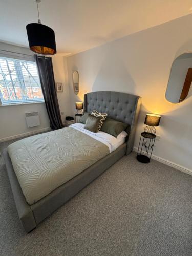 Postel nebo postele na pokoji v ubytování Two Double Bed Apartment in Pontprennau Cardiff