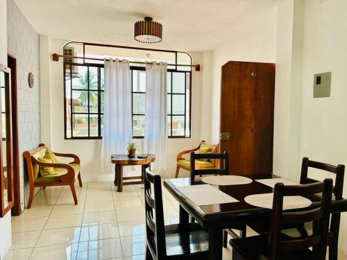Una sala de estar con mesa de comedor y sillas. en Apartamento familiar Galapagos, en Puerto Ayora