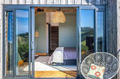 Postel nebo postele na pokoji v ubytování Villa Obsidian by Waiheke Pure