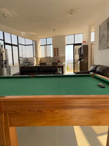 ein Wohnzimmer mit einem Billardtisch in der Unterkunft Don Amado in La Bocana