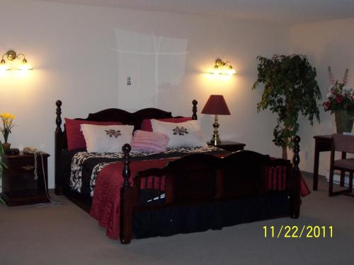 Ένα ή περισσότερα κρεβάτια σε δωμάτιο στο Model A Inn
