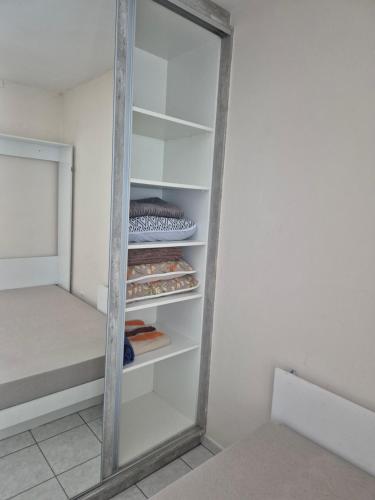 a mirror in a room with a closet at Kitnet Balneário Flamingo in Matinhos