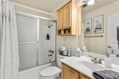 ein Badezimmer mit Waschbecken, Toilette und Dusche in der Unterkunft Charming 3BD Continental Country Club Retreat in Flagstaff in Flagstaff