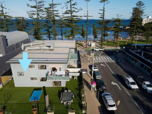 Πισίνα στο ή κοντά στο Dee why apartment on the beach with huge balcony