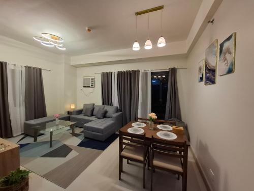salon z kanapą i stołem w obiekcie TWIN LAKES TAGAYTAY BELVEDERE condo apartment with Over-looking w mieście Balibaguhan