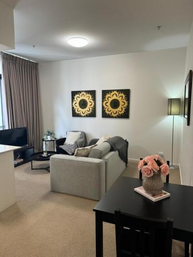 Χώρος καθιστικού στο Nest on Bourke☆SPA☆LARGE 60SQM!!☆Chinatown☆Free tram☆
