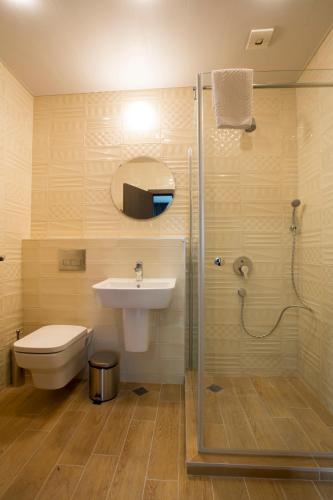 ein Badezimmer mit Toilette, Waschbecken und Dusche in der Unterkunft Hotel Provadia in Provadiya