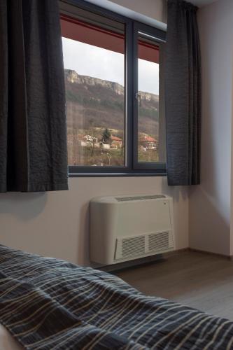 ein Schlafzimmer mit Bett, Fenster und Heizung in der Unterkunft Hotel Provadia in Provadiya