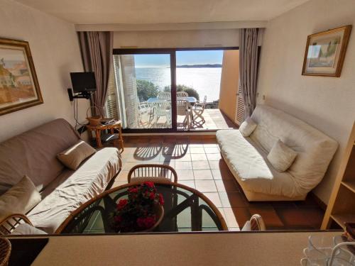 - un salon avec canapés et vue sur l'océan dans l'établissement Appartement 2 pièces avec piscine et garage à Sainte-Maxime - FR-1-780-71, à Sainte-Maxime