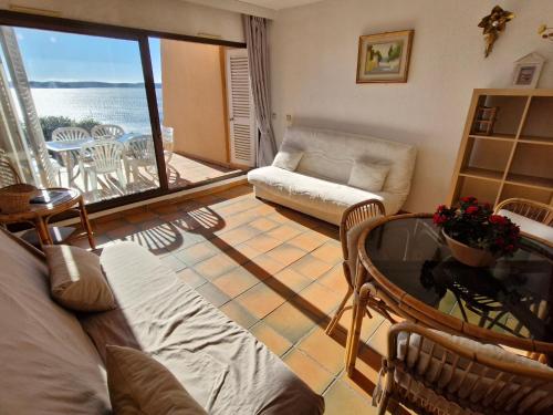 un salon avec vue sur l'océan dans l'établissement Appartement 2 pièces avec piscine et garage à Sainte-Maxime - FR-1-780-71, à Sainte-Maxime