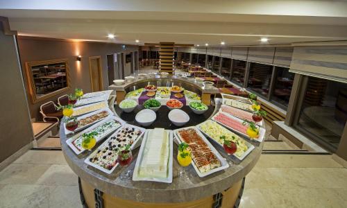 una linea a buffet con molti tipi diversi di cibo di Delta Hotel Istanbul & Old City a Istanbul