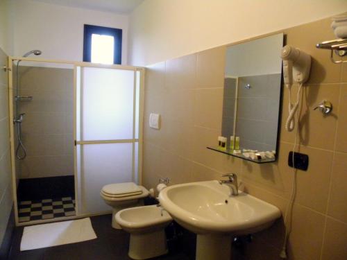 ein Bad mit einem Waschbecken, einem WC und einer Dusche in der Unterkunft Antica Rudiae ricevimenti in Lequile