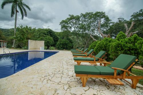Bazén v ubytování Tres Lagos Hotel nebo v jeho okolí