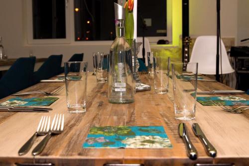 Hotel Arts في سانكت ليون - روت: طاولة خشبية عليها زجاجة واكواب