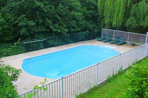 una piscina con recinzione intorno di Château Lou Cante Perdrix a La Vernarède