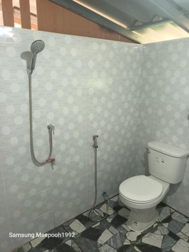 a bathroom with a toilet and a shower at PhaluayCamping in Koh Phaluai