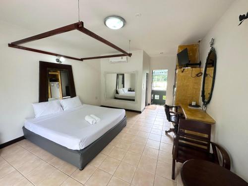 Postel nebo postele na pokoji v ubytování โรงแรมนาขา ชาเลท์ รีสอร์ท จังหวัดตรัง Naka Chalet Resort Trang