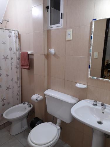 a bathroom with a toilet and a sink at Viento Zonda in Santa María