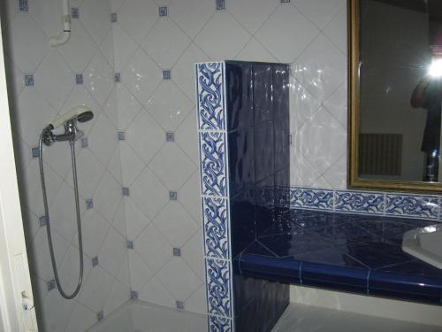 een badkamer met een douche, een wastafel en een spiegel bij T3 vue mer exceptionnelle in Cassis
