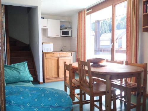 une cuisine et une salle à manger avec une table et des chaises dans l'établissement Saint-François-Longchamp, chalet 8 pers, 3 chambres - FR-1-807-15, à Saint-François-Longchamp