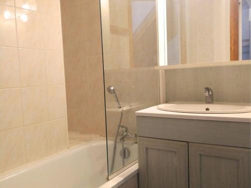 une salle de bain avec douche et lavabo dans l'établissement Saint-François-Longchamp, chalet 8 pers, 3 chambres - FR-1-807-15, à Saint-François-Longchamp