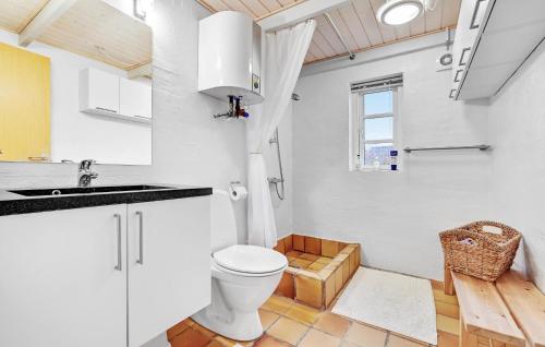 Ένα μπάνιο στο Stunning Home In Roslev With Kitchen