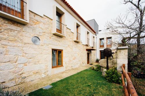 an exterior view of a house with a yard at Vougaldeias Casa da Tulha in Sever do Vouga
