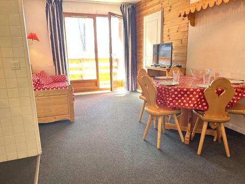 une salle à manger avec une table et des chaises dans une pièce dans l'établissement Appartement ski avec piscine, sauna et WiFi - FR-1-330-585, à Risoul