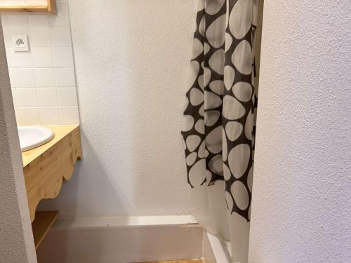une salle de bain avec un lavabo et un rideau de douche dans l'établissement Appartement ski avec piscine, sauna et WiFi - FR-1-330-585, à Risoul
