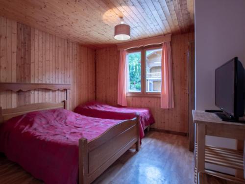 เตียงในห้องที่ Appart 9 pers. avec Sauna et Spa au pied des pistes, parking privé - FR-1-467-142