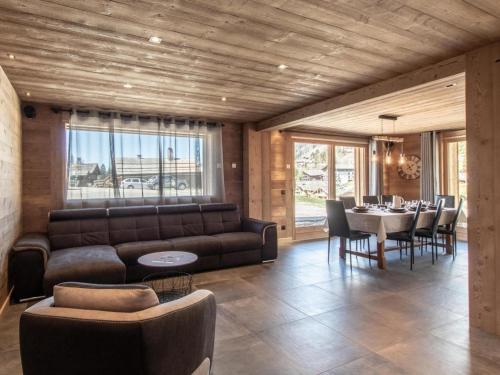 un salon avec un canapé et une table dans l'établissement Appartement cosy avec sauna et spa, pied des pistes - FR-1-467-141, au Grand-Bornand