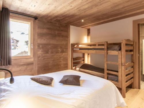 - une chambre avec 2 lits superposés dans une cabine dans l'établissement Appartement cosy avec sauna et spa, pied des pistes - FR-1-467-141, au Grand-Bornand