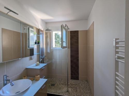 une salle de bain avec un lavabo et une douche en verre dans l'établissement T3 76m² avec terrasse, balcon, à 100m de la plage d'Eyrac, parking et WIFI - FR-1-420-154, à Arcachon
