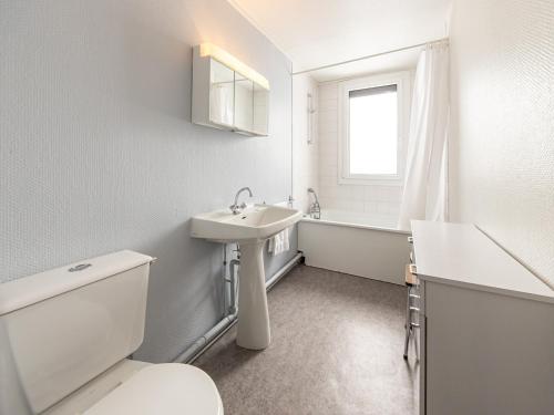 une salle de bain blanche avec des toilettes et un lavabo dans l'établissement Confort au pied des pistes, 5 pers, 43m² - FR-1-807-93, à Saint-François-Longchamp