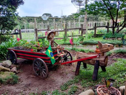 a woman pushing a cart filled with plants at Casa de toras in Campo Alegre