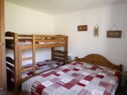 - une chambre avec un lit et deux lits superposés dans l'établissement Appartement T1 Confort 4 pers, proche commerces - FR-1-807-108, à Saint-François-Longchamp