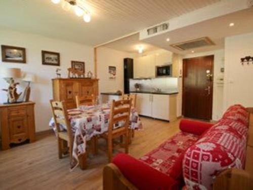 un salon avec une table et un canapé dans l'établissement Appartement T1 Confort 4 pers, proche commerces - FR-1-807-108, à Saint-François-Longchamp