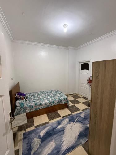 a bedroom with a bed and a tiled floor at شقة فندقية بالزقازيق in Az Zaqāzīq