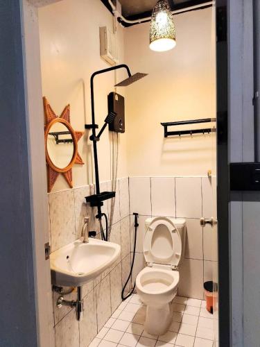 a bathroom with a toilet and a sink at อินทนนท์แคมป์ปิ้ง เขื่อนสิรินธร in Sirindhorn