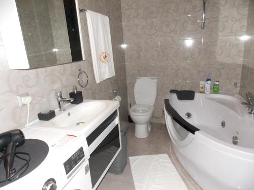 Ένα μπάνιο στο Anna's Sea View Apartment