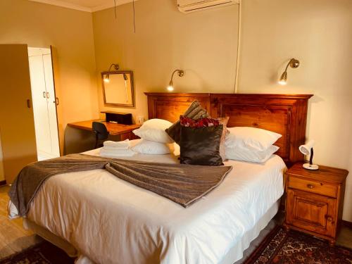 Ένα ή περισσότερα κρεβάτια σε δωμάτιο στο Twins Guesthouse NO LOAD SHEDDING