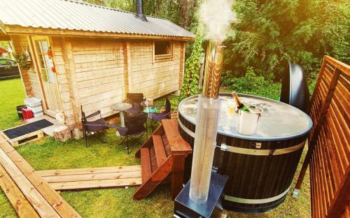 a large barrel with a hot dog and a grill at Wanha Koulu Tahko Onnela, 4mh, Palju, Sauna, Tupakeittiö, Wifi, Liikuntasali, RinteetSpaRavintola 6km, Lemmikit OK, Edukas in Reittiö