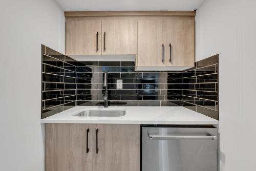 Η κουζίνα ή μικρή κουζίνα στο Luxury Suite, Steps to Calgary DT, River, Hospital