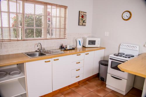 Η κουζίνα ή μικρή κουζίνα στο Twins Guesthouse NO LOAD SHEDDING