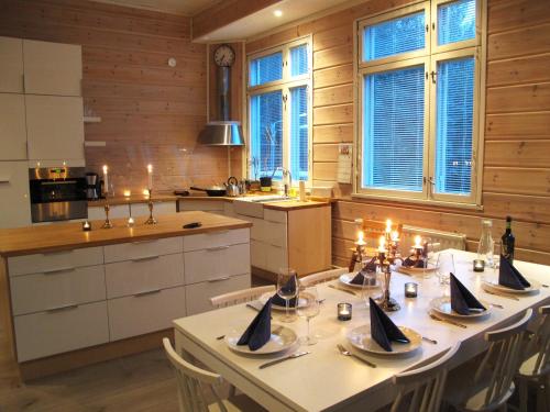 a kitchen with a table with candles on it at Wanha Koulu Tahko Unelma, 4mh, Palju, Sauna, Tupakeittiö, Wifi, Liikuntasali, RinteetSpaRavintola 6km, Lemmikit OK, Edukas in Reittiö