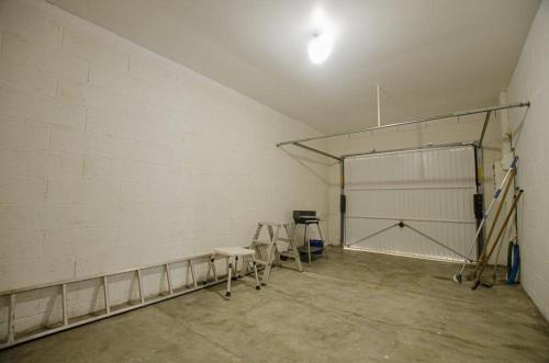 a room with a garage with a basketball hoop at Le paradis de l'orient in Puits-et-Nuisement