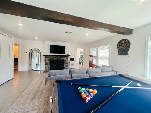 Gallery image of Blue House, King Bed, Grill, Pool Table, Air Hockey, Ping Pong in New Fairfield
