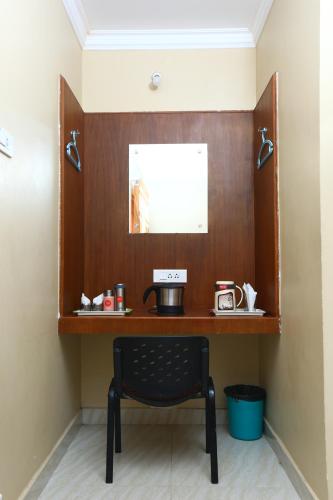 a desk in a room with a chair in a room at Ramana's Home Stay-Near Railway Station and Bus Stand in Thanjāvūr