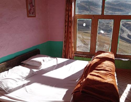 Кровать или кровати в номере Tanpa Homestay By StayApart