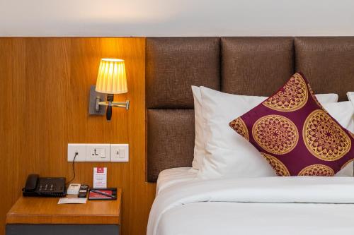 Ein Bett oder Betten in einem Zimmer der Unterkunft Mandala Norling Lords Prime Kathmandu